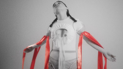 Divat, mozdulatok és a zene harmóniája: Fabian-Kis Juhász ruhái és Csinszka dala tökéletes egységet alkot