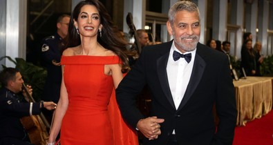 Amal Clooney istennőként ragyogott a vörös szőnyegen, míg George Clooney a ruháját igazgatta