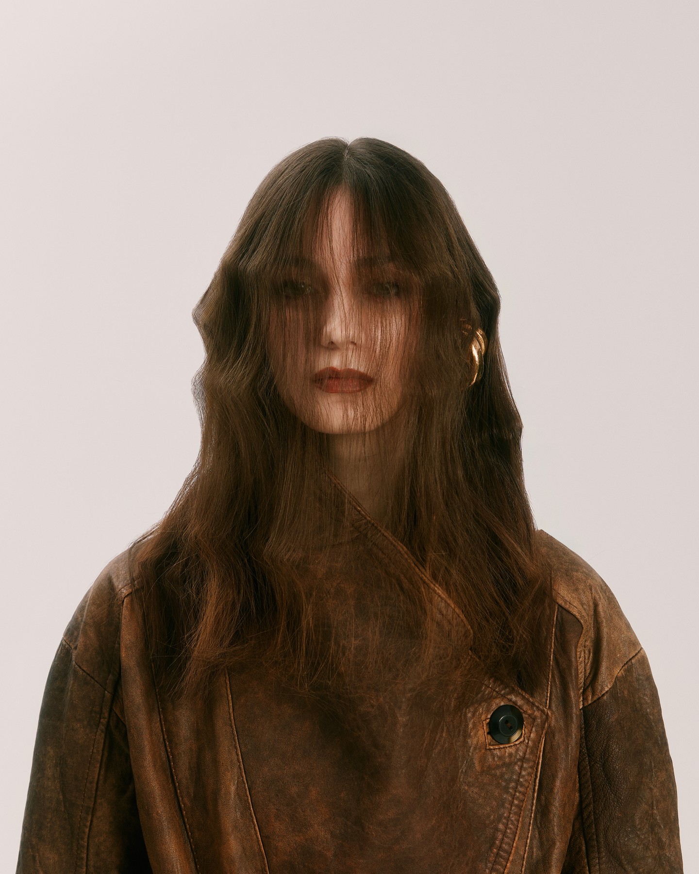 Bőrdzseki PINK BULL @pinkbull.vintage, fülbevaló OCTAVIA CHIRU @octaviachiru                