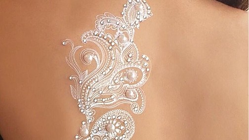 Csodaszép: Fehér tetoválás az új trend a menyasszonyok körében!