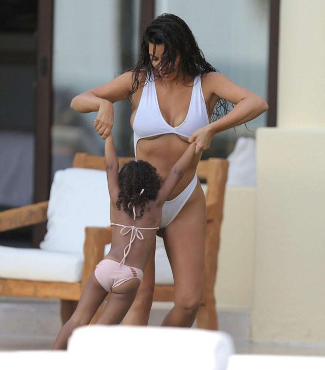 kim kardsahian, fürdőruha, north west, saint west, tengerpart, fürdőruhában