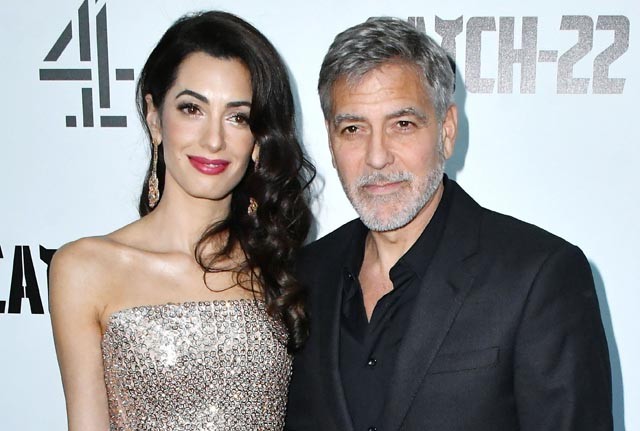 Amal Clooney egy fehér ruhában szexizik George Clooney mellett Velence kikötőjében