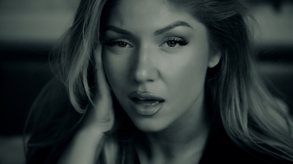 Tolvai Reni végtelenül hálás azért, hogy a zene segítségével kifejezheti önmagát