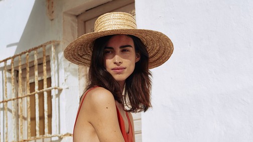 Szerelembe esel a Nanushka szalmából készült kiegészítőivel!