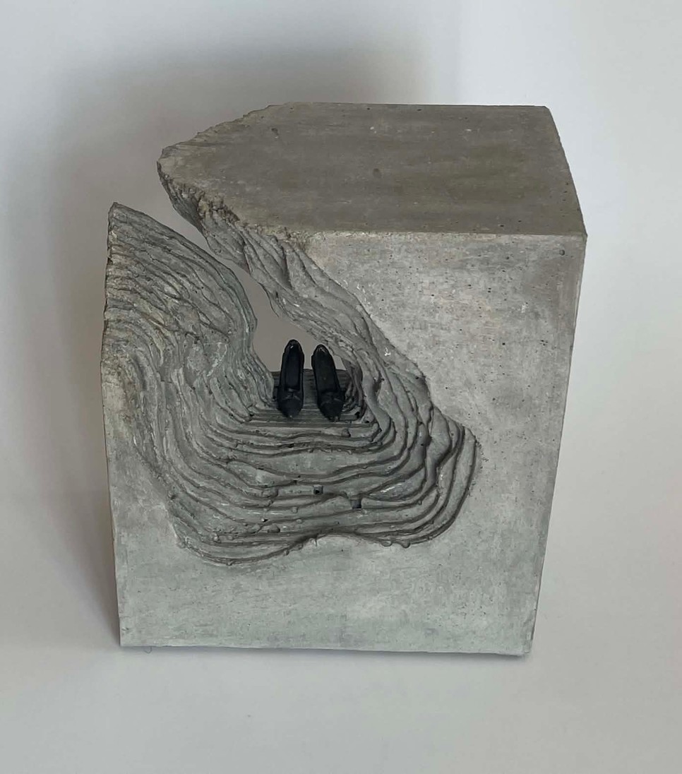 Somogyi Emese: Az út végtelen szeme (2026), vegyes technika, beton, bronz. A MissionArt Galéria A látható határán című kiállításán, a Budapest Contemporary vásáron bemutatott szobor az emberi létezés törékenységét, az átlépést és az ismeretlen felé vezető utat idézi meg. Fotó: MissionArt Galéria