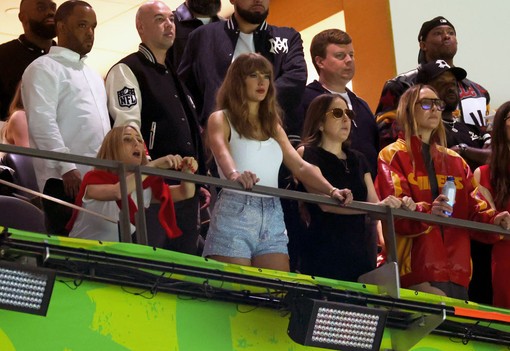 Taylor Swift aprócska rövidnadrágban szurkolt, Beyoncé lánya bőrdzsekiben pózolt - Íme, a 2025-ös Super Bowl legemlékezetesebb szettjei