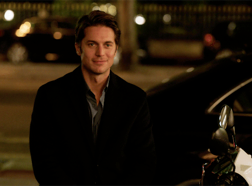 Ismerd meg Lucas Bravo-t, a tökéletes fantáziaszomszéd az Emily Párizsban sorozatból, a Netflix új sármőrje