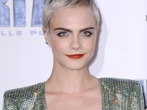 Bella Hadid sokkal jobban nézett ki ebben a ruhában, mint Cara Delevingne