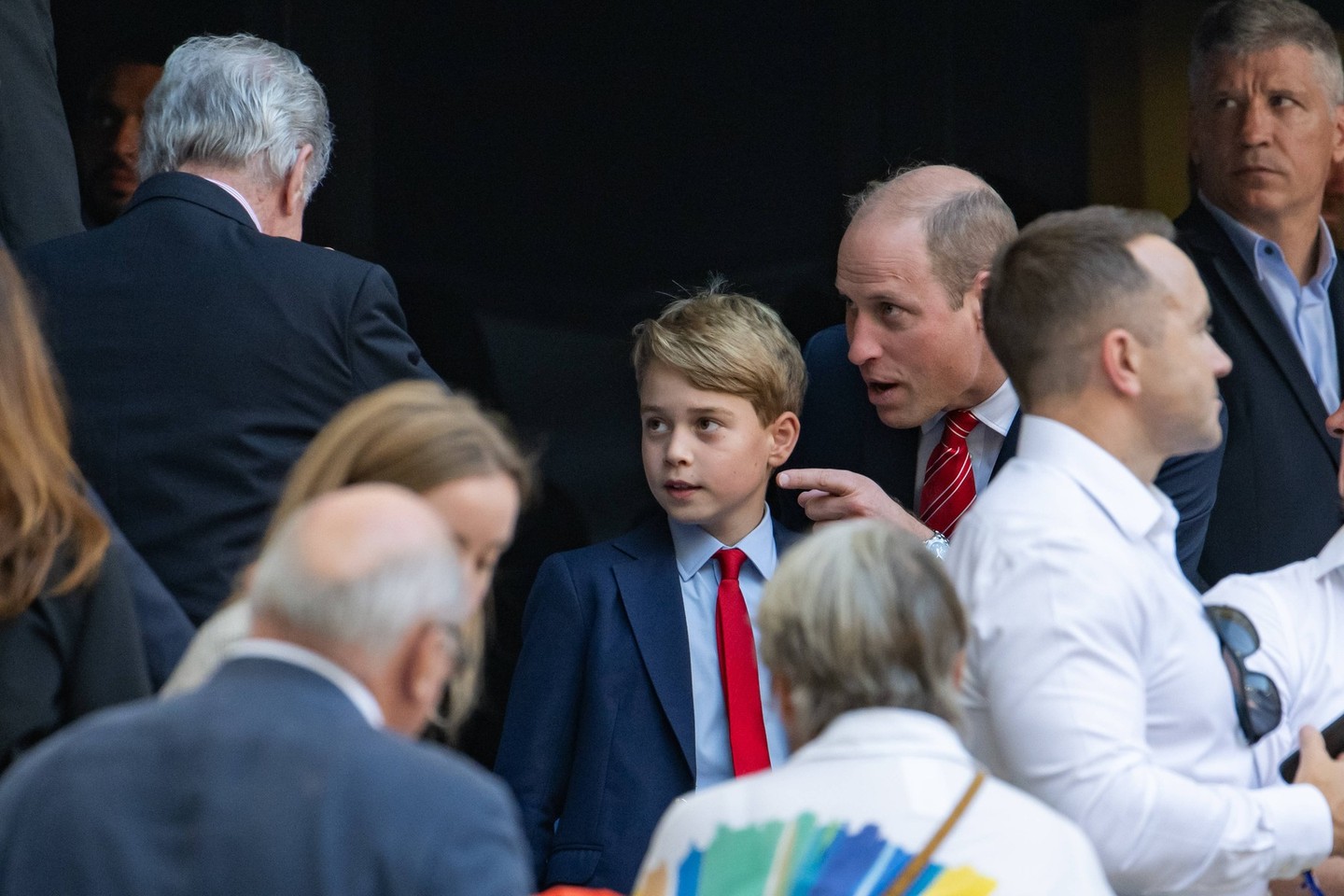 Vilmos herceg mindent megmutat György hercegnek, sőt néhány befolyásos embernek is bemutatta