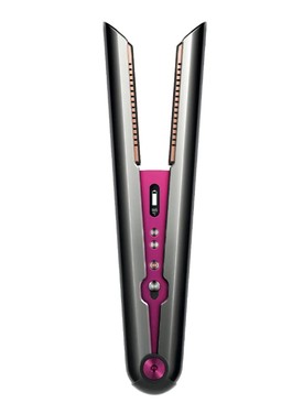 *Szakál Réka, szépségrovatszerkesztő*Corrale vezeték nélküli hajformázó DYSON dyson.huBár korábban sosem tartoztam azok közé, akik nap, mint nap nekiállnak hajat hullámosítani, vagy éppen szögegyenesre kivasalni, mióta megismertem ez az innovatív Dyson hajformázót, teljesen megváltozott a helyzet. Amellett, hogy érezhetően kevésbé roncsolja a hajam, imádom, hogy vezeték nélküli, így nem aggódom, hogy egy rossz mozdulattal mindent lerántok a sminkes asztalomról, az eszközzel együtt, ami azt illeti, abszolút nem vagyok helyhez kötve. Minden szempontból odáig vagyok érte!