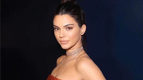 Kendall Jenner felvette nagymamája terítőjét! És még a mellét is mutogatja!