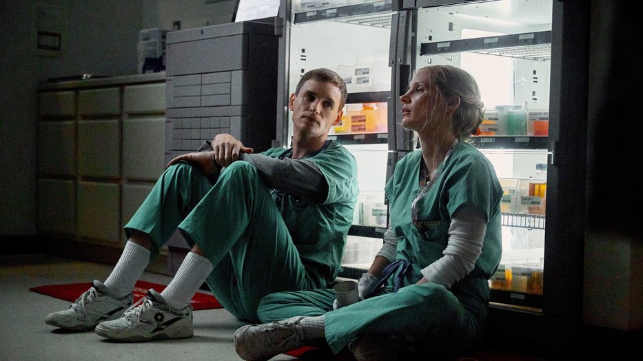 Eddie Redmayne és Jessica Chastain A másik nővér című Netflix-filmben