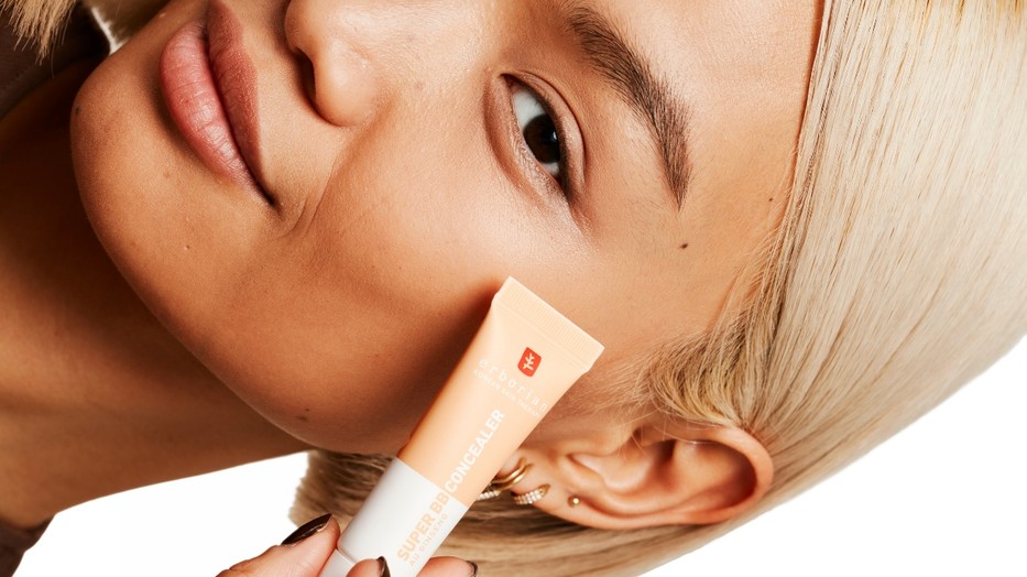 Ismerd meg az Erborian Super BB korrektor tulajdonságait, amely nem csak eltünteti a fáradtság jeleit, hanem ápolja is a bőrt