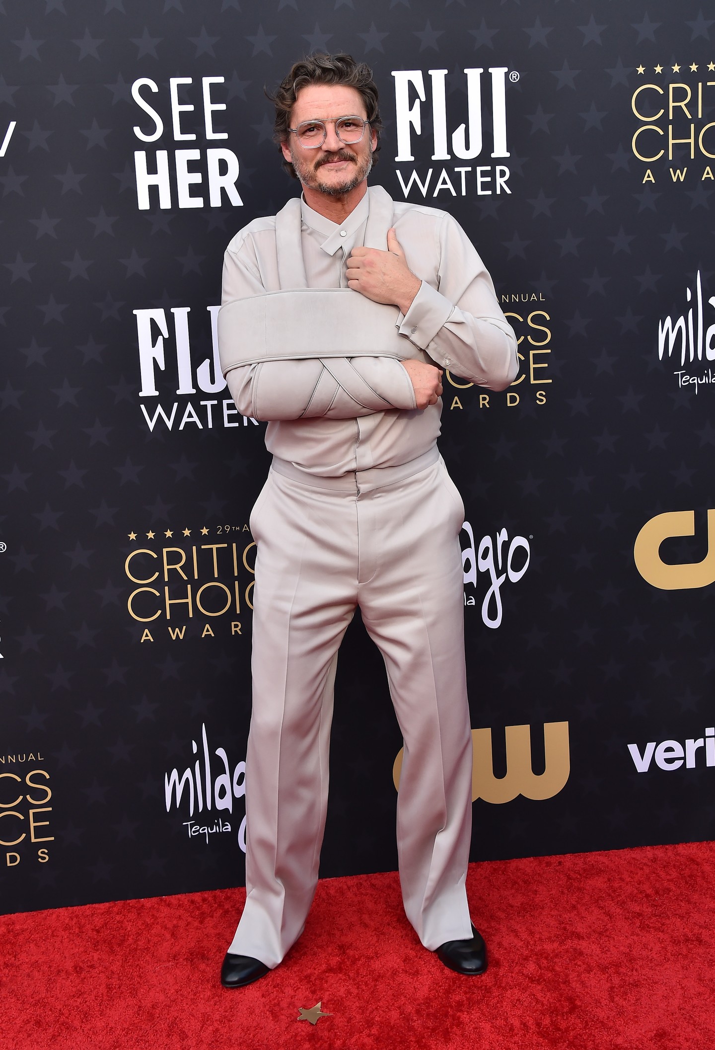 Sőt, a Critics Choice Awards-on is felkötött karral pózolt a kameráknak. Az újságíróknak mindössze annyit árult el, hogy egy esést követően sérült meg.