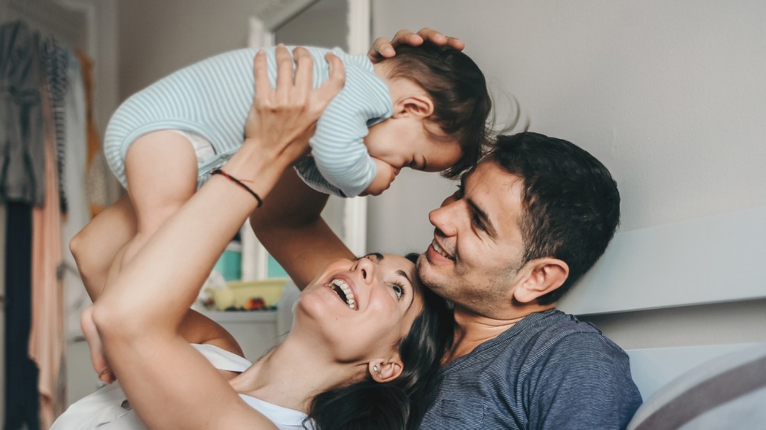 A baba születése új kihívásokat és változásokat hoz a párkapcsolatban. Az intimitás és a meghittség gyakran háttérbe szorul a mindennapi teendők miatt.