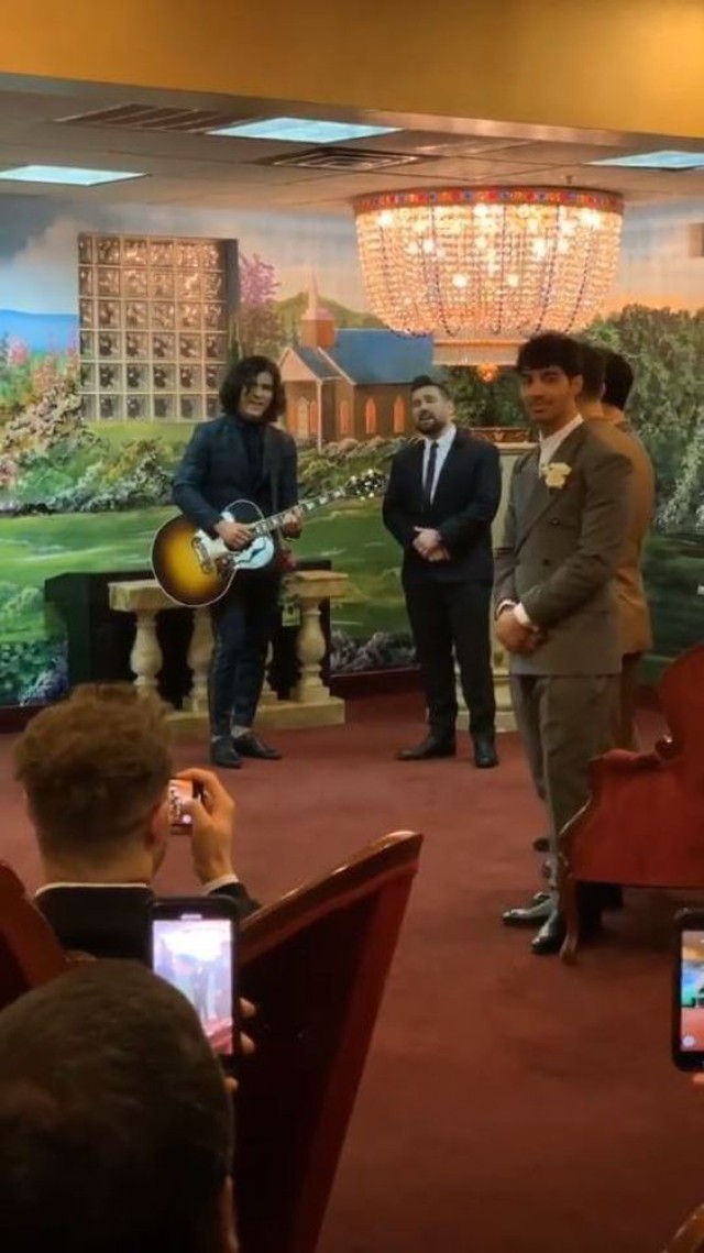 Joe Jonas és Sophie Turner összeházasodtak egy titkos Las Vegas-i esküvő keretein belül