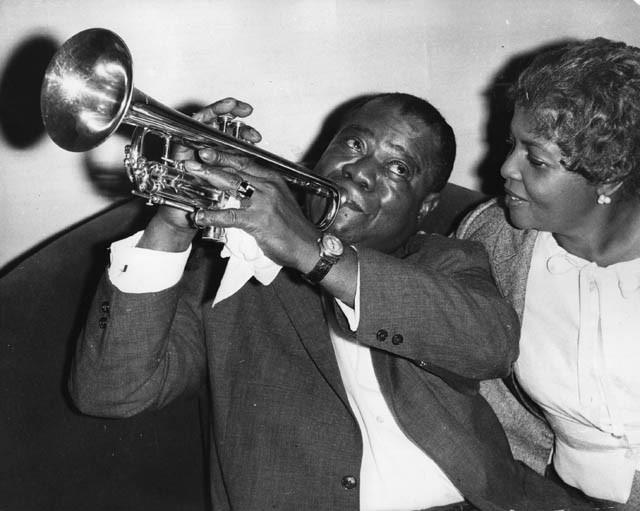 Louis Armstrong feleségének zenél 1955-ben.