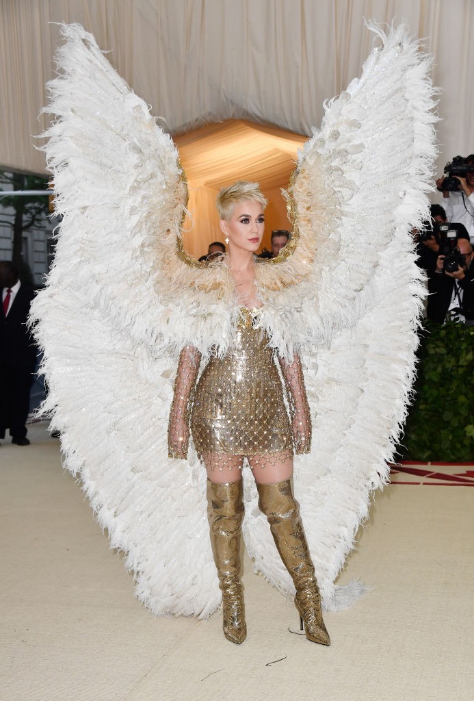 Katy Perry (2018): Ha valaki, akkor Katy Perry mindig hatásos belépőt produkál, ha a MET-gáláról van szó – 2018-ban szó szerint szárnyakat kapott. Az angyali megjelenést idéző, tollas Versace szettje nemcsak látványos, de monumentális is volt: a több mint kétméteres szárnyakkal alig fért be az ajtón. A drámai belépő ugyan megosztotta a közönséget, de vitathatatlanul beleégett a gála történetébe.