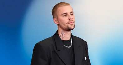 Justin Bieber bizarr szettben lépett a Grammy színpadára, a rajongók is elképedtek