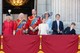 A királyi család tagjai a Buckingham-palota erkélyéről nézték végig a légi parádét.