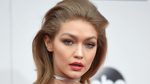 Őrjöng a közösségi média: Gigi Hadid a színpadon figurázta ki Melania Trumpot, nem kellett volna