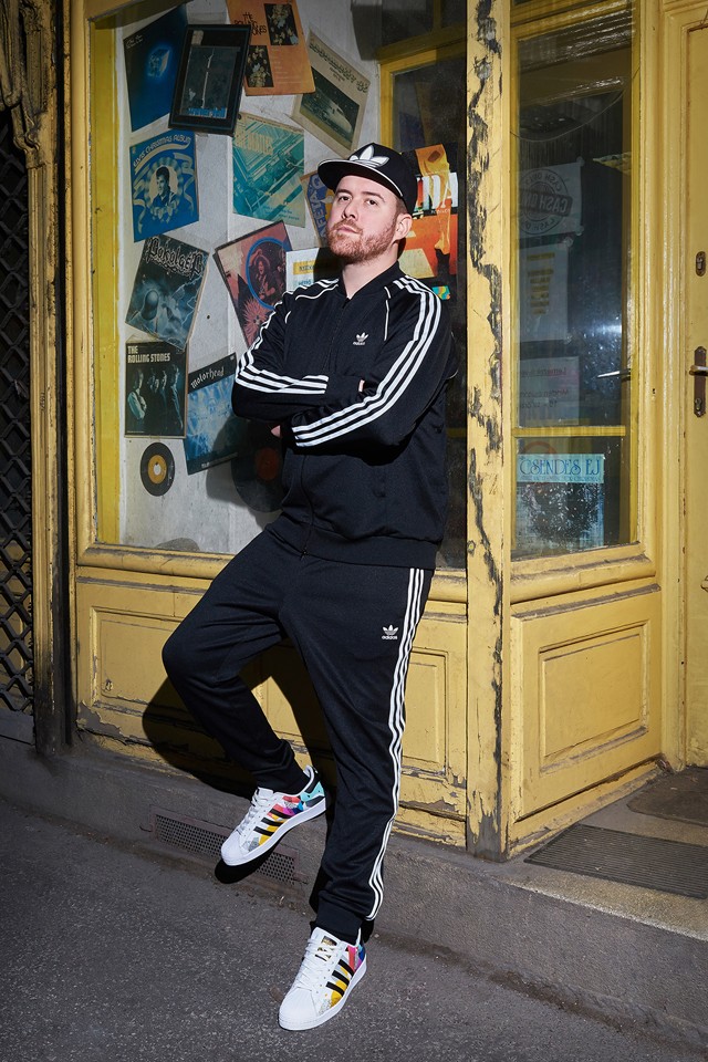 Nicsak, kik mutatják be a magyar képzőművészek által újragondolt Adidas Superstar cipőket