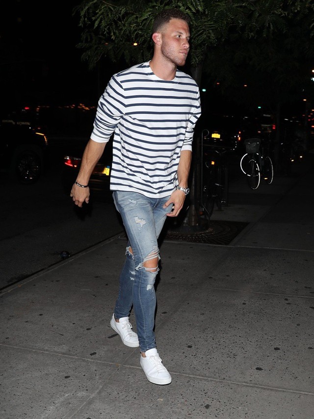 Kendall Jenner egy oversized pulcsiban romantikázott új pasijával!