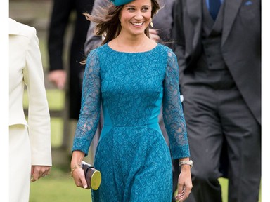 Pippa Middleton kék csipkében lagzizott