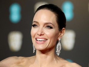 Angelina Jolie a nyári lenge öltözködés poszterlánya