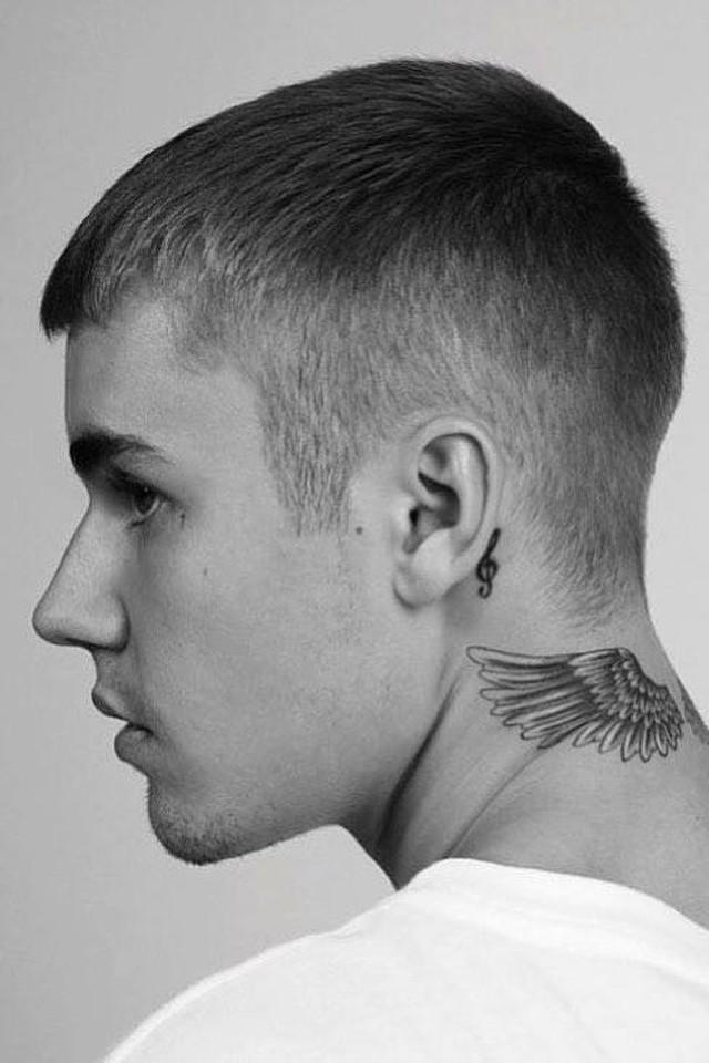 Szegény Justin Bieber nem talál sehol fehér pólót, ezért terveztetett magának egy egész kollekciót