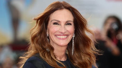 Julia Roberts Versace ruhakölteményben mutatta meg a Velencei Filmfesztiválon, hogy a kevesebb néha igenis több