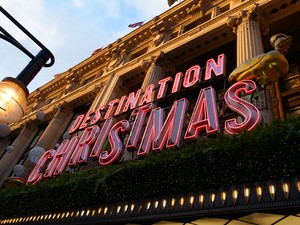 Tombol a hőség, de a luxusáruházban most megkezdődött a karácsonyi vásár