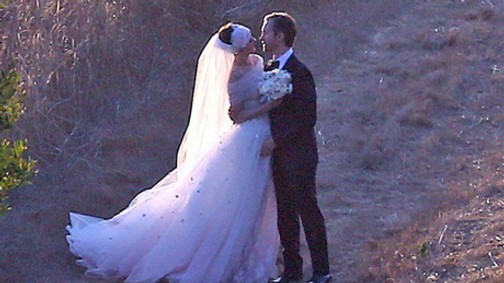 Anne Hathaway hitvesi csókja a kukoricásban