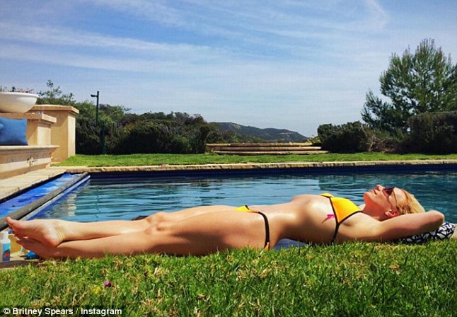 britney spears, instagram, bikini, bikinis fotó, photoshop, retusálás, derék