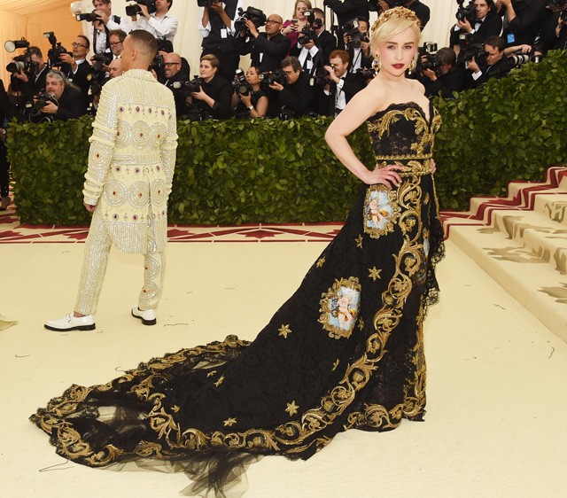 Emilia Clarke egy Dolce & Gabbana ruhában a MET gálán