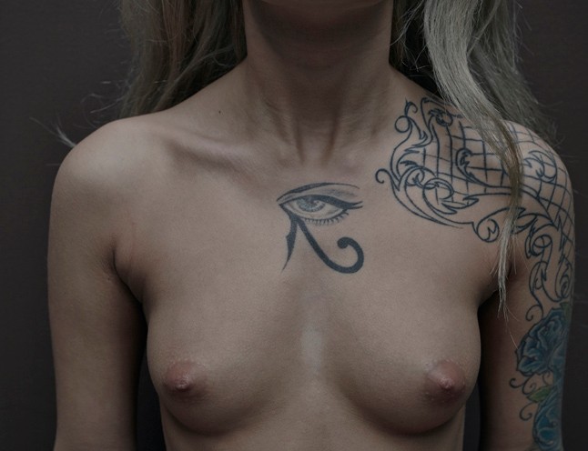 Szakadt harisnyák, szemét, fenékmutogatás és meztelenkedés Kanye West új kollekciójában