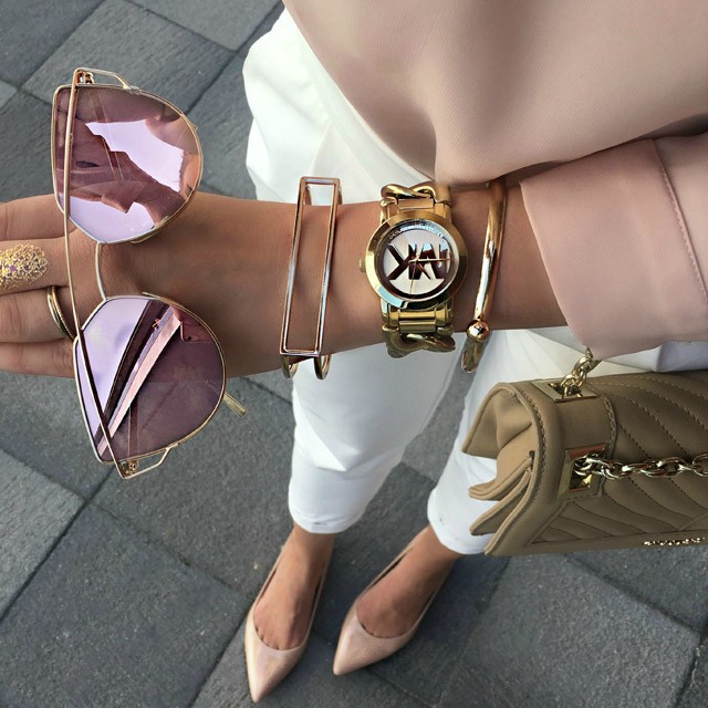 Emese ma egy lapos cipőt választott, de így is tökéletesen elegáns!