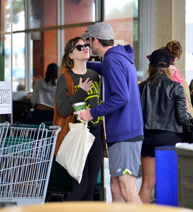 Mit jelentsen ez? Dakota Johnson egy ismeretlen férfivel csókolózott az utcán, megcsalja Chris Martint?