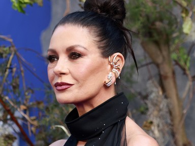 Az 55 éves Catherine Zeta-Jones meztelenruhája nem sokat bízott a képzeletre, övé volt az Emmy-gála egyik legbátrabb ruhája