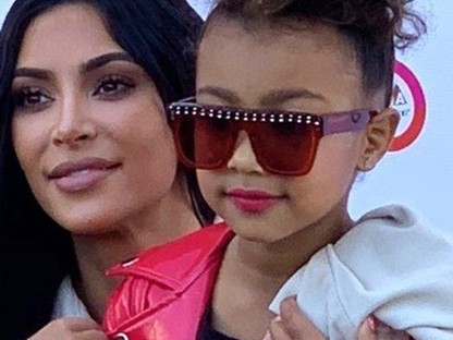 Nagyon édes: Kim Kardashian 5 éves kislánya először a kifutón