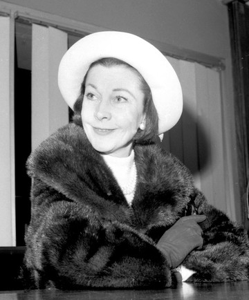 Vivien Leigh 1940-ben az Elfújta a szél című filmért kapta első Oscar-díját, majd 1952-ben A vágy villamosában nyújtott alakításáért nyerte el a másodikat. 1963-ban Tony-díjat is kapott a Tovarich című musicalben való szerepléséért.