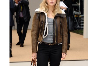 Suki Waterhouse vagány motoros a Burberry bemutatón