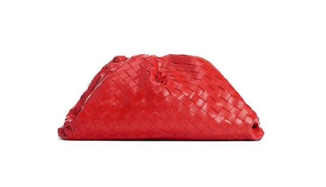 Bottega Veneta kézitáska 904 ezer forintért. Jelenleg rengeteg alkalomra tudnám viselni. Például, amikor este 8 előtt lerohanok a kisboltba egy üveg borért.