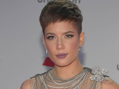 Halsey mellbimbója kiböki a szemünket - pucér fotók az énekesnőről