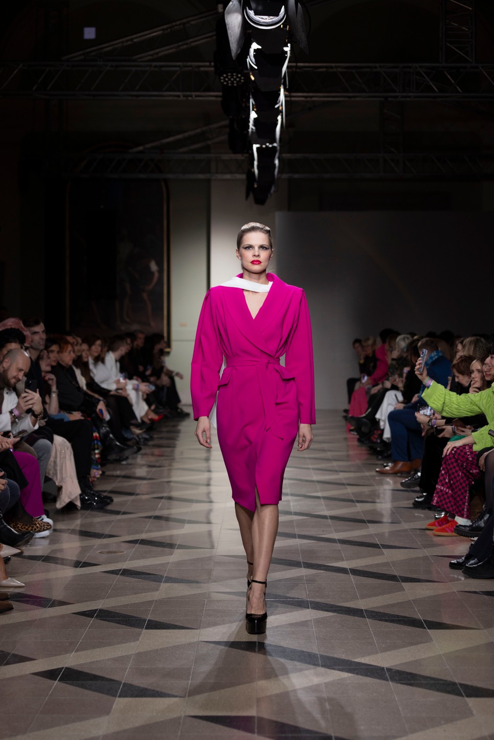 Merő Péter legújabb kollekcióját az egyszerű, de nagyszerű sálak tették még különlegesebbé