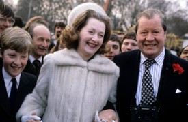 Diana hercegné bátyja, nevelőanyja és apja üdvözlik a Buckingham-palota előtti tömeget percekkel azután, hogy bejelentették Károly és Diana eljegyzését (1981)