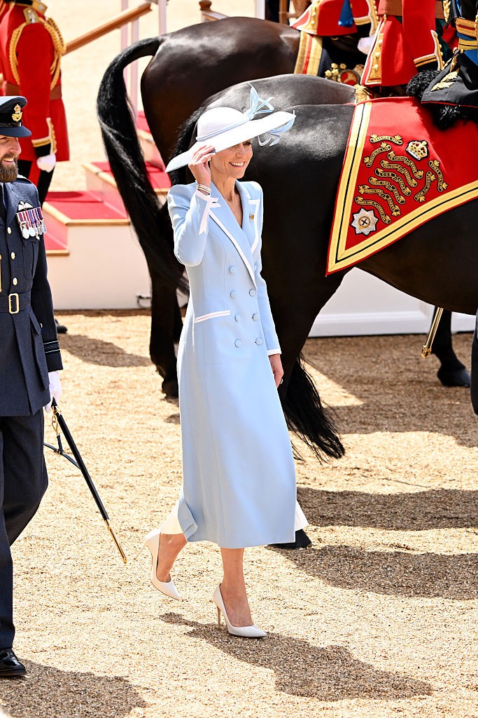 Katalin hercegné egy elegáns és kifinomult Catherine Walker kabátban vonzotta magára a tekinteteket a Trooping the Colour ünnepségen. 