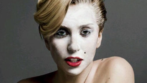 Pirosra festett mellbimbó, egy szál bugyi - Lady Gaga levetkőzött