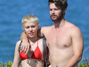 Nagy a szerelem: Miley és a kis Schwarzenegger romantikáznak