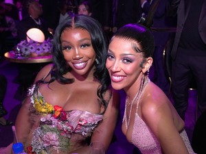 Kék haj, natúr smink és napszemüveg: Ezek voltak a 2022-es Grammy-gála legnagyobb beauty-pillanatai